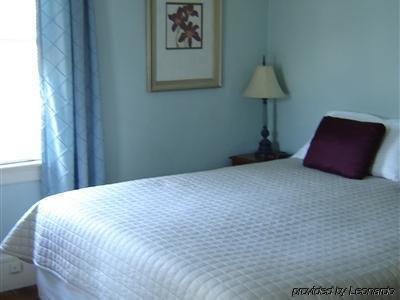 White Horse Inn Pittsfield Room photo