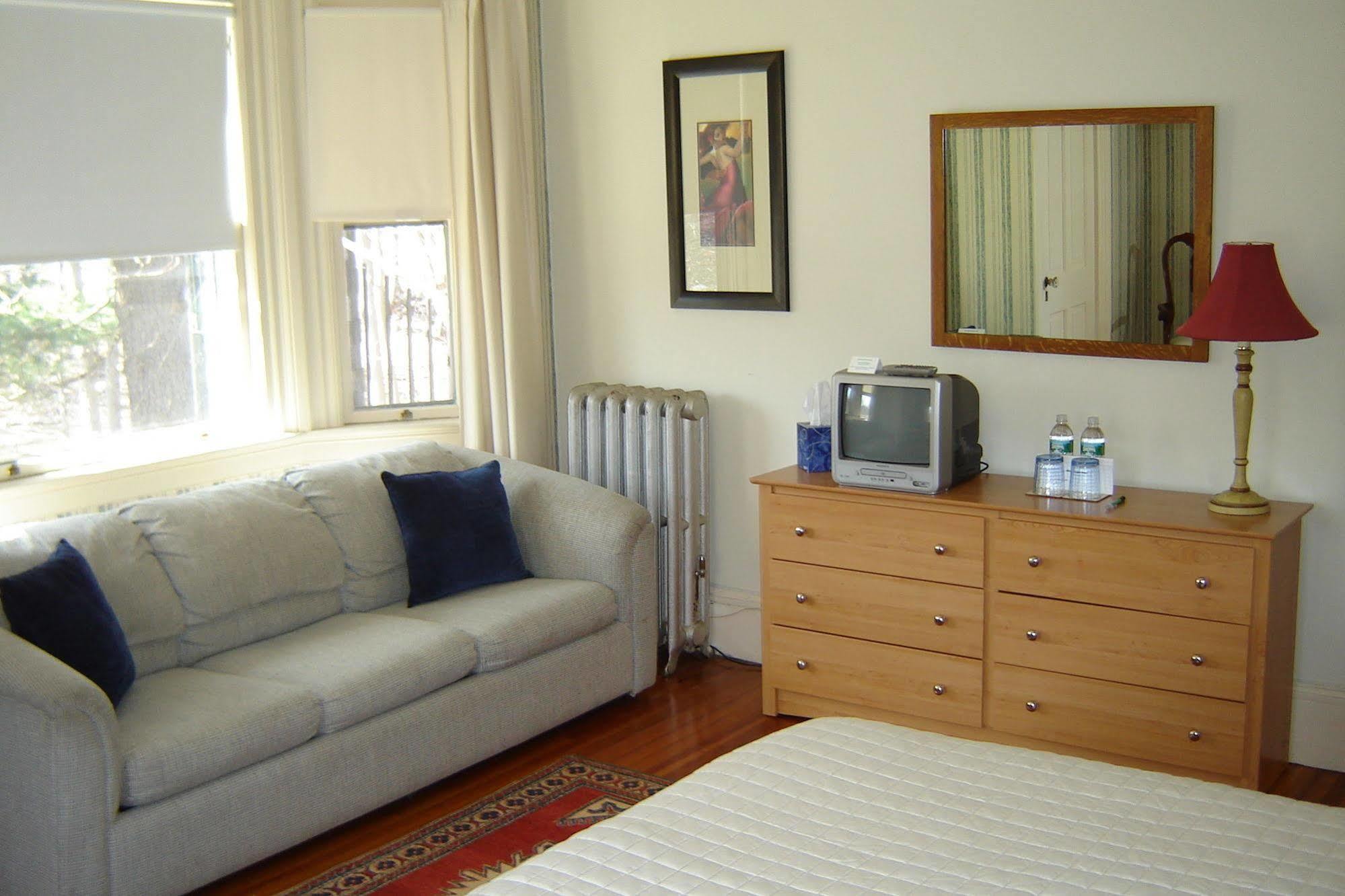 White Horse Inn Pittsfield Room photo